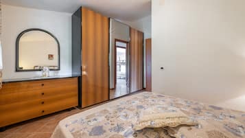 2 bedrooms, iron/ironing board, bed sheets