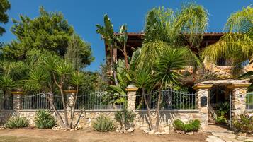 Enceinte de lâhĂ©bergement