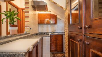 Réfrigérateur, micro-ondes, plaque de cuisson