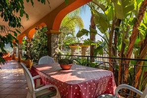 Outdoor dining - Holiday Apartment "Villa Mallus" with Mountain View (castiadas olia speciosa)