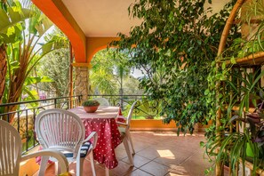 Outdoor dining - Holiday Apartment "Villa Mallus" with Mountain View (castiadas olia speciosa)