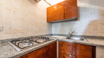 Réfrigérateur, micro-ondes, plaque de cuisson