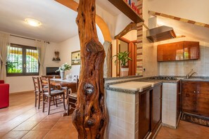 Kühlschrank, Mikrowelle, Herdplatte, Kochgeschirr/Geschirr/Besteck