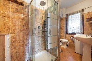 Douche, sèche-cheveux, serviettes fournies