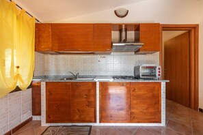 Geladeira, cooktop, cafeteira/chaleira