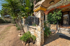 Exterior detail - Apartment "Casa Mallus" With Mountain View, Balcony, Garden, Terrace & Grill (castiadas olia speciosa)