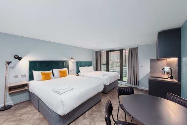 Family Studio Suite (With Terrace) | Hypo-allergenic bedding, soundproofing, iron/ironing board - Aptel East (London)