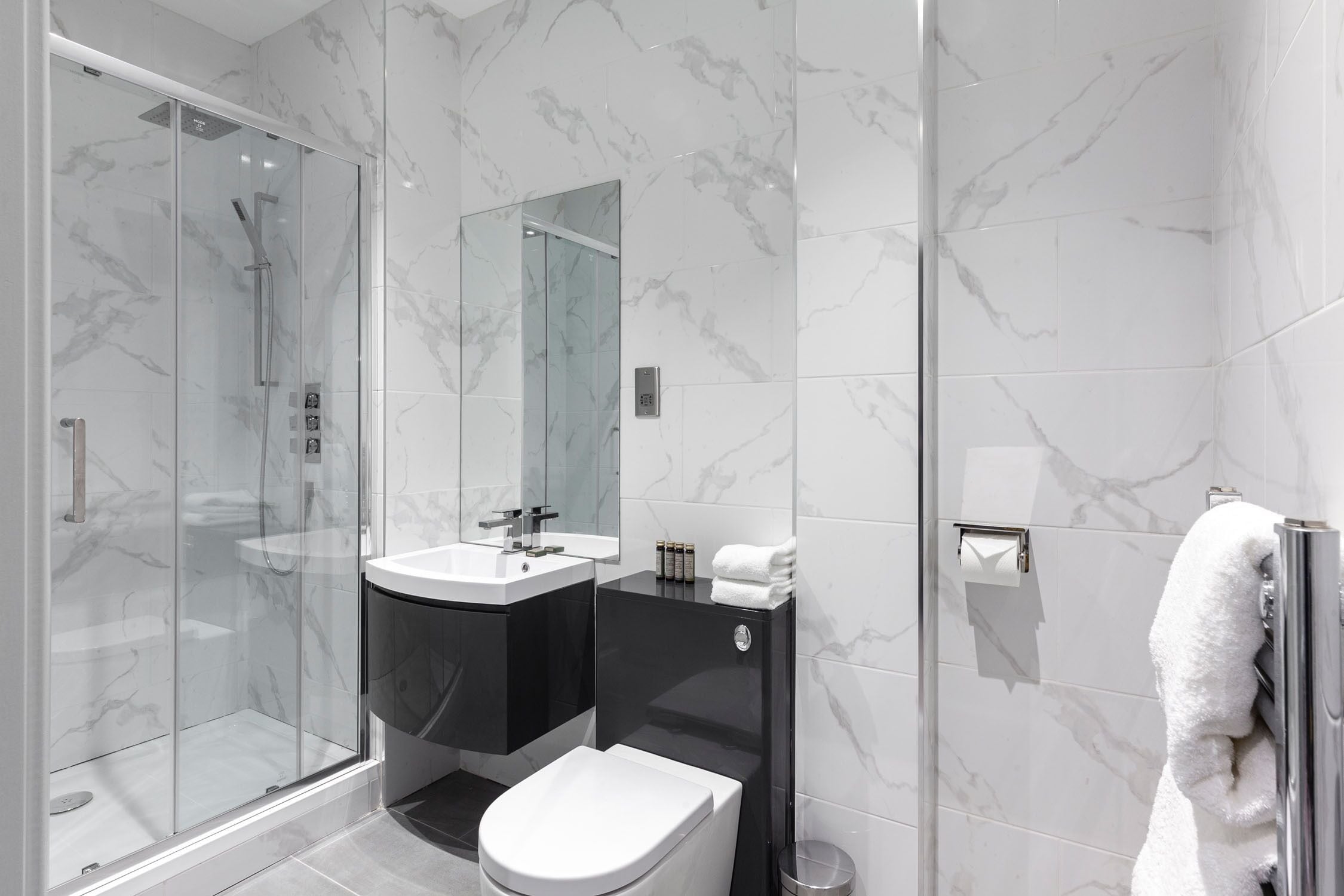 Douche, articles de toilette gratuits, sèche-cheveux