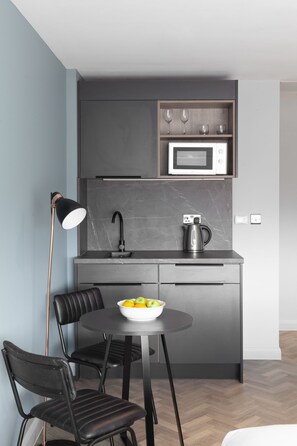 Mini-fridge, microwave, electric kettle, toaster - Aptel East (London)