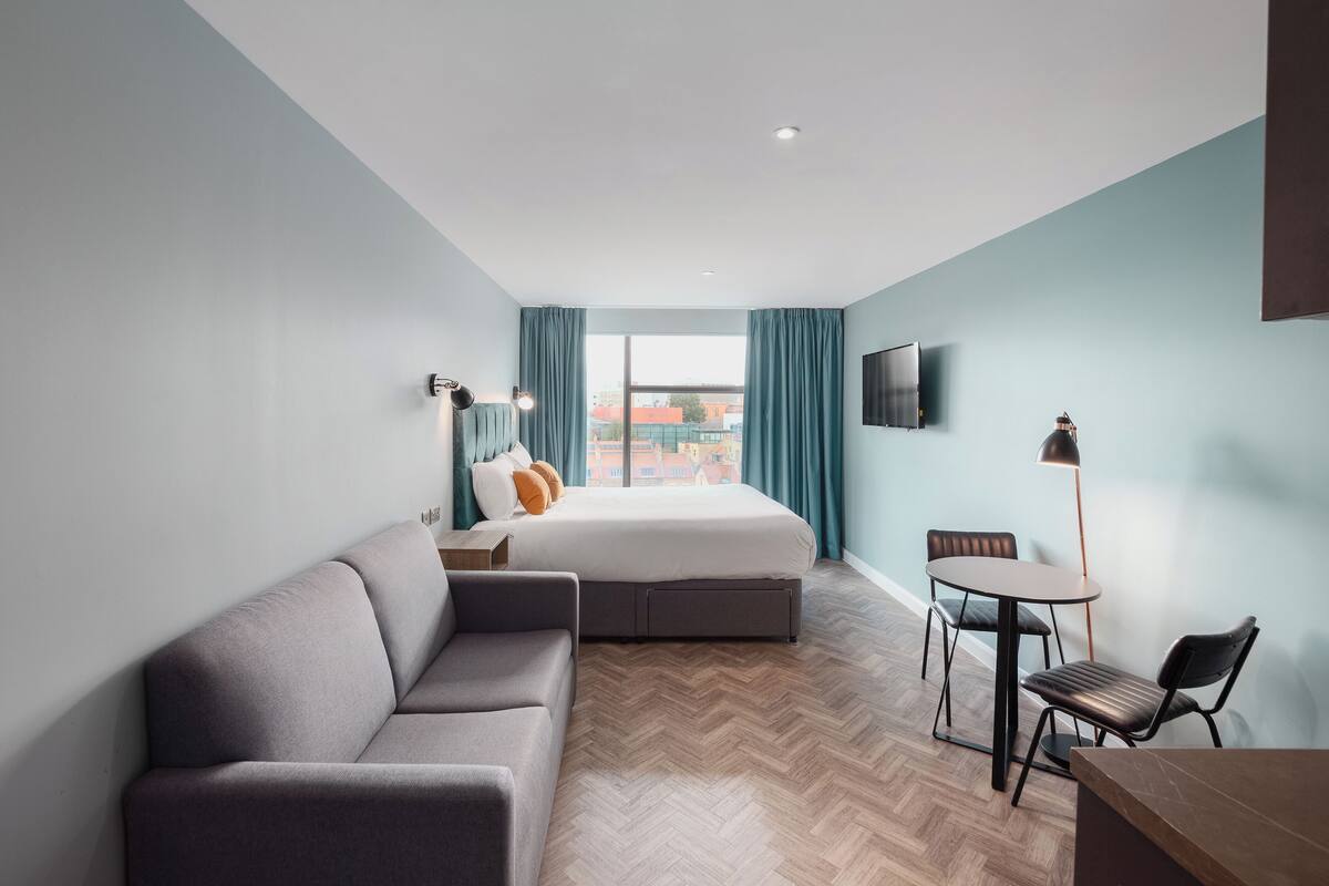 Executive Studio Suite With Sofa | Hypo-allergenic bedding available, in-room safe, blackout drapes