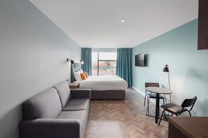 Executive Studio Suite With Sofa | Hypo-allergenic bedding, soundproofing, iron/ironing board - Aptel East (London)