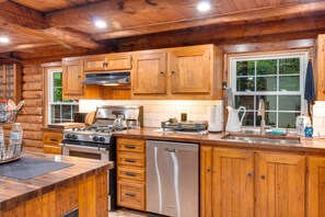 Fridge, microwave, oven, stovetop - Renovated Log Cabin, 15 min to Ski Slopes, EV charger, Fireplace, Game Room. (Maggie Valley)