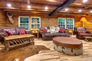 Smart TV, fireplace, ping pong - Cozy Family Cabin Getaway-Game Room+Fire Pit, EV outlet-Near Waterfalls, Parkway (Maggie Valley)