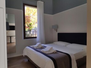 Studio, terrasse | Coffres-forts dans les chambres, décoration personnalisée