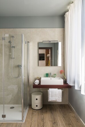 Deluxe Double or Twin Room, Balcony | Bilik Mandi | Pancuran mandi, kelengkapan dandanan diri percuma, pengering rambut 