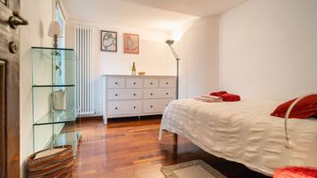 4 bedrooms, desk, iron/ironing board, WiFi