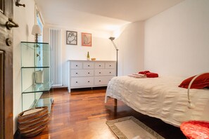 4 bedrooms, desk, iron/ironing board, WiFi