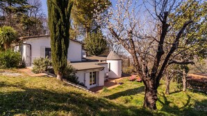 A white house with a small porch and a garden. - Entire house in the countryside with garden and sea view (Pesaro)