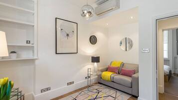 Departamento | Área de sala de estar | Televisión de 42 pulgadas con canales por cable y Netflix