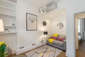Apartment | Living area | 42-inch TV with cable channels, Netflix, streaming services - Marylebone - Gloucester Place apartments by Viridian Apartments (London)
