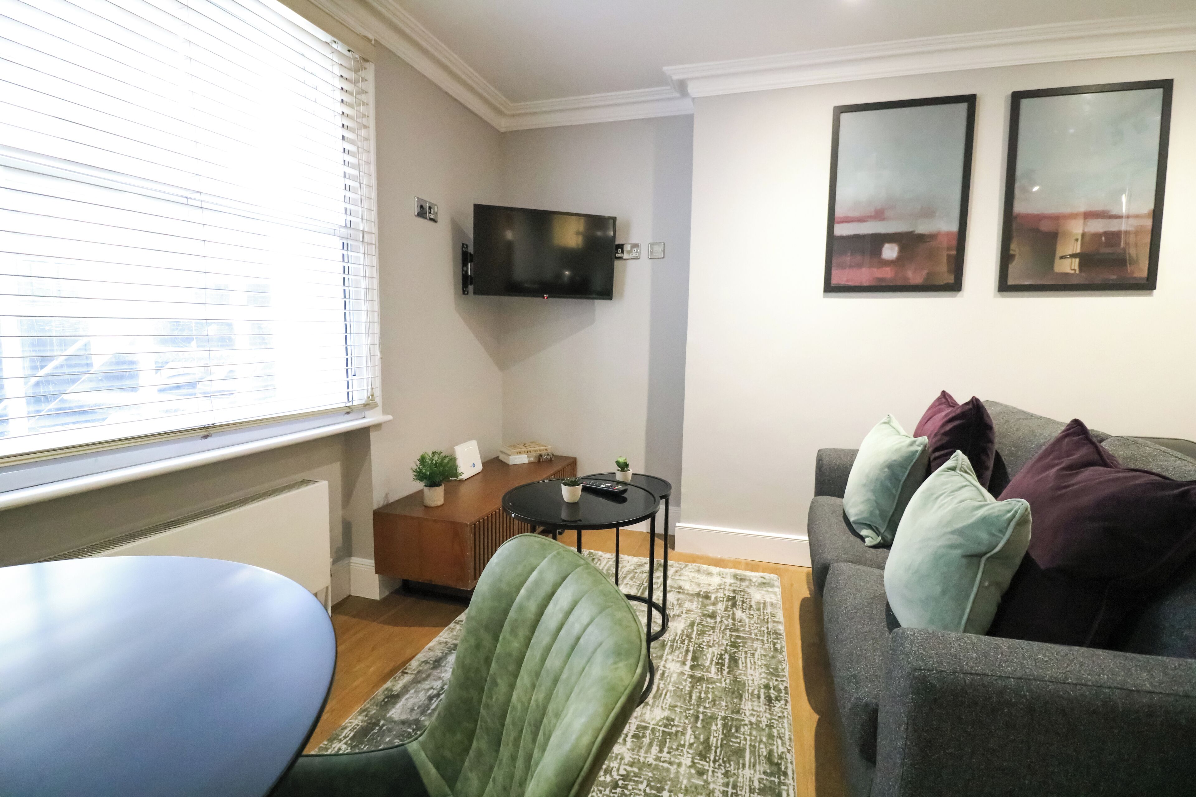 公寓 | 起居区 | 42-英寸电视（配备有线频道）、Netflix、流媒体服务