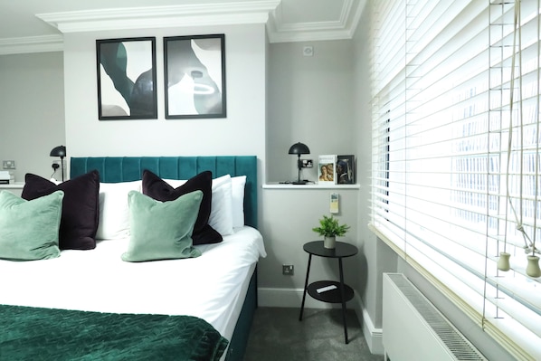 Apartment | 1 bedroom, in-room safe, laptop workspace, iron/ironing board