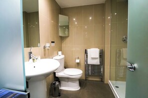 Appartement | Salle de bain | Pomme de douche hydromassante, séchoir à cheveux, serviettes fournies