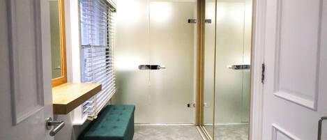 Apartment | Badezimmer | Hydromassagedusche, Haartrockner, Handtücher, Seife