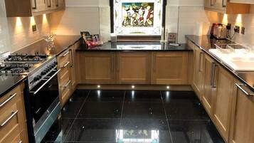 Rumah | Dapur pribadi | Lemari es, microwave, oven, dan kompor