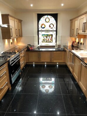 House | Private kitchen | Fridge, microwave, oven, stovetop - Beautiful 4-bed Villa in Glasgow (Glasgow)