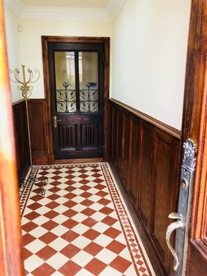 House | Living area | Fireplace - Beautiful 4-bed Villa in Glasgow (Glasgow)