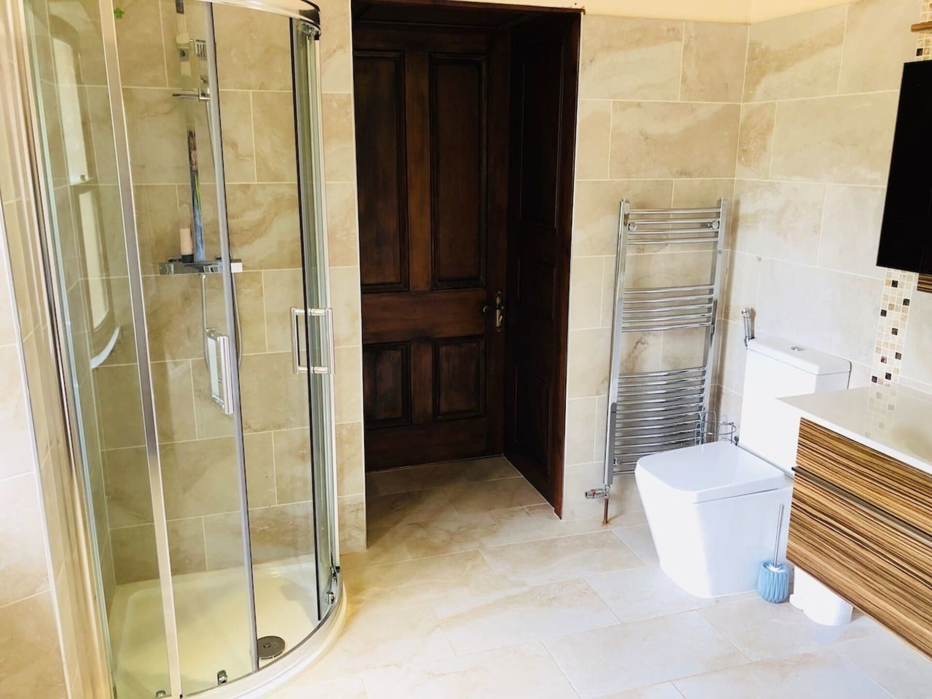 Rumah | Kamar mandi | Bathtub dan shower terpisah, bathtub besar, pengering rambut, dan handuk
