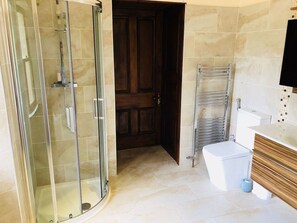 House | Bathroom | Separate bathtub and shower, deep-soaking bathtub, hair dryer, towels - Beautiful 4-bed Villa in Glasgow (Glasgow)