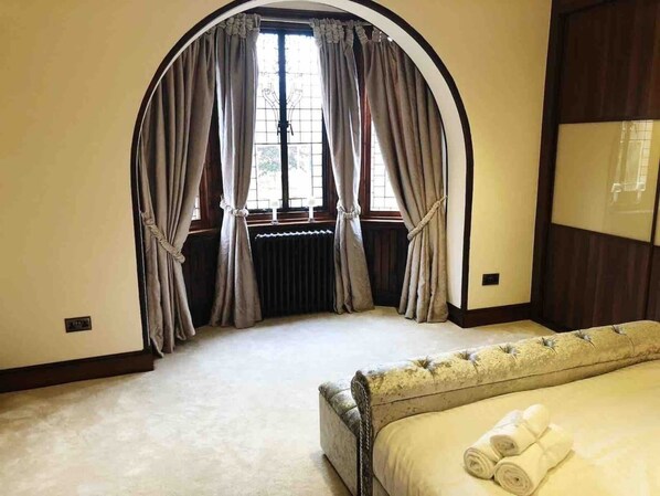 House | Living area | Fireplace - Beautiful 4-bed Villa in Glasgow (Glasgow)