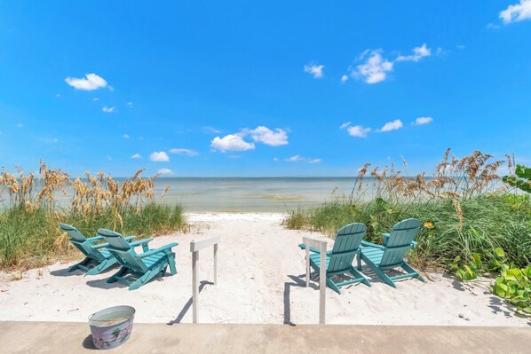 Playa en los alrededores y toallas de playa 