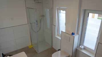 Een douche, een haardroger, zeep, toiletpapier