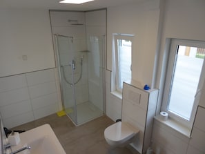 Een douche, een haardroger, zeep, toiletpapier