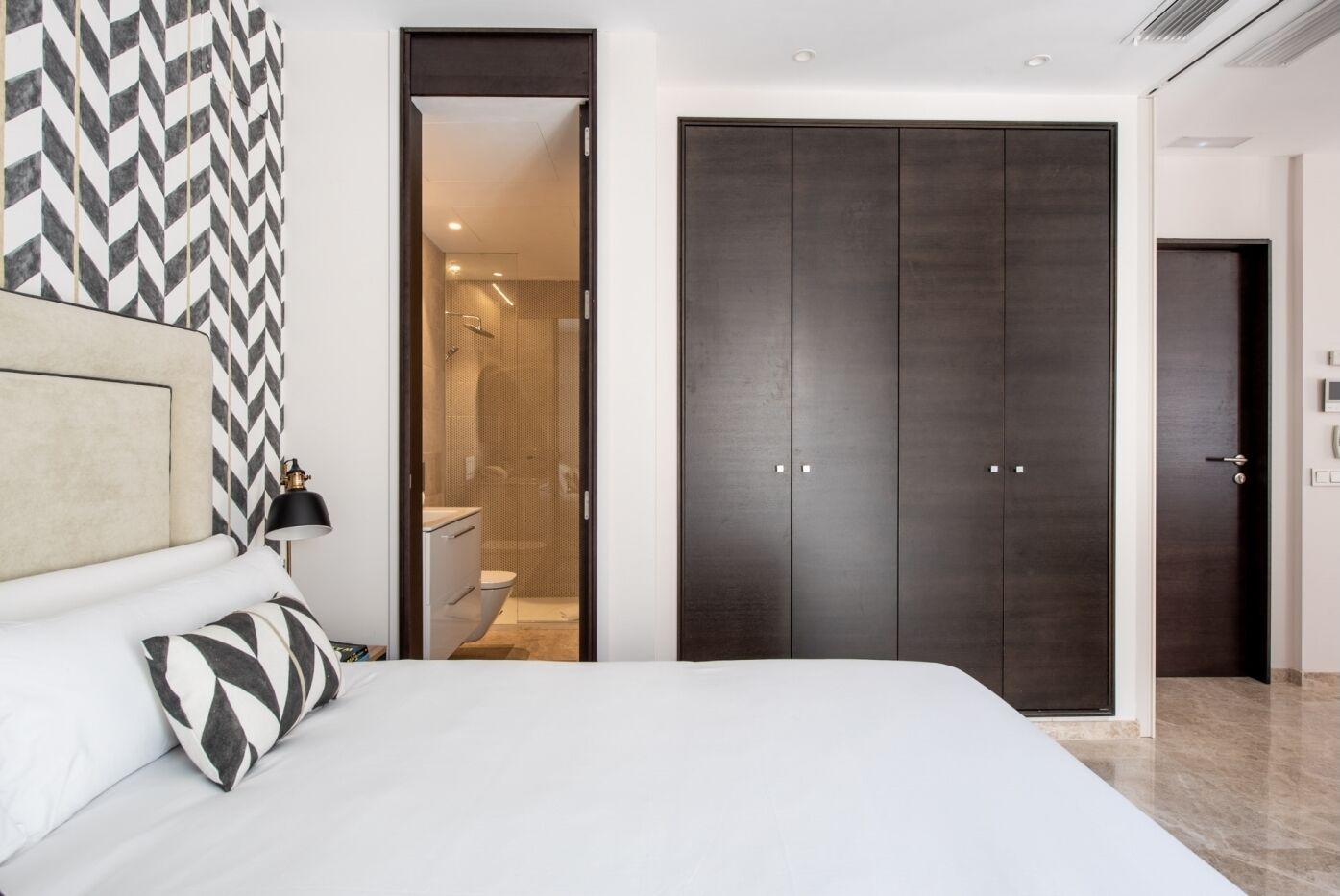 1 slaapkamer, een strijkplank/strijkijzer, internet, beddengoed