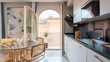 Een koelkast, een microgolfoven, een vaatwasser