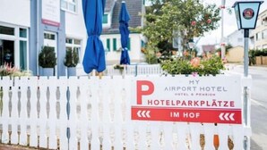 A sign for 'My Airport Hotel' with directional arrows indicating the hotel parkplatz. - My Airport Hotel (Leinfelden-Echterdingen)