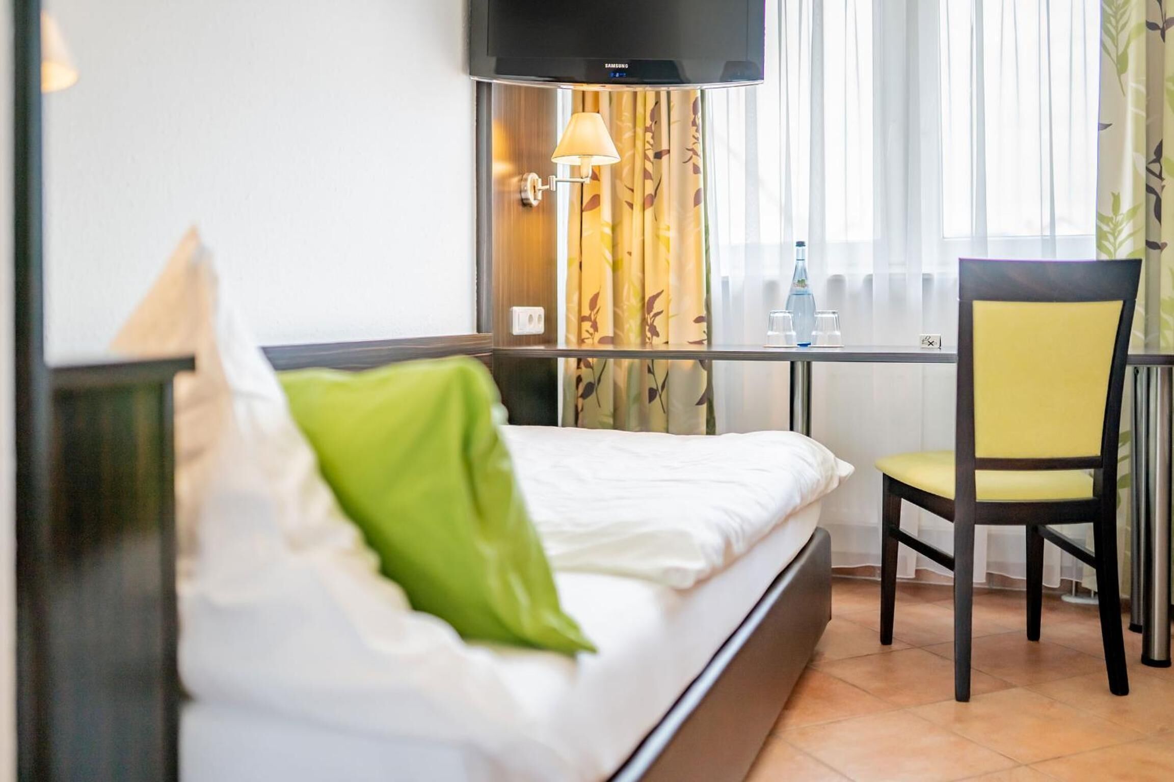 desk, soundproofing, free wifi