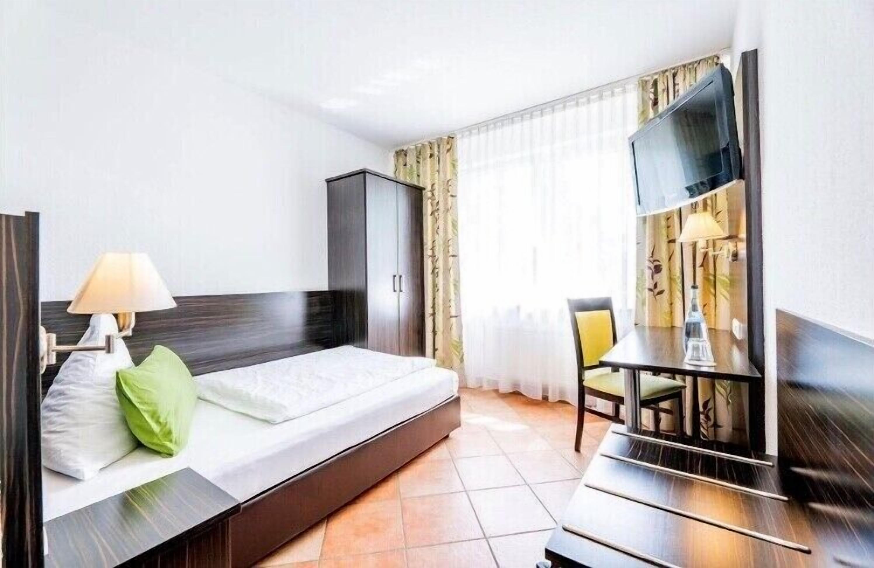 single room | desk, soundproofing, free wifi