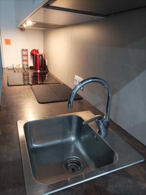 Kjøleskap, mikrobølgeovn, kokeplater og kaffetrakter/tekoker