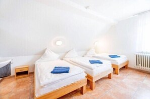 Triple Room, Shared Bathroom | Desk, soundproofing, free WiFi