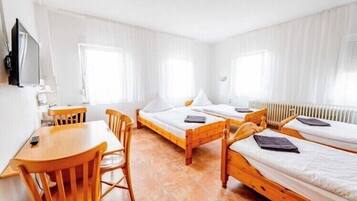 Kamar Quadruple, kamar mandi umum | Meja kerja, kedap suara, dan Wi-Fi gratis