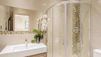 Apartment | Bathroom | Hair dryer, towels