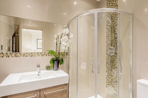 Appartement | Badkamer | Een haardroger, handdoeken