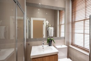 Appartement | Badkamer | Een haardroger, handdoeken