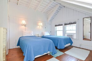 7 bedrooms, desk, iron/ironing board, WiFi - Golden Sands at Good Harbor: Just walk across the street to the beach. (Gloucester)