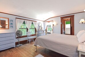 7 bedrooms, desk, iron/ironing board, WiFi